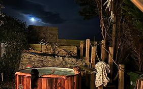 Brynglas Cottage With Hot Tub, Anglesey.